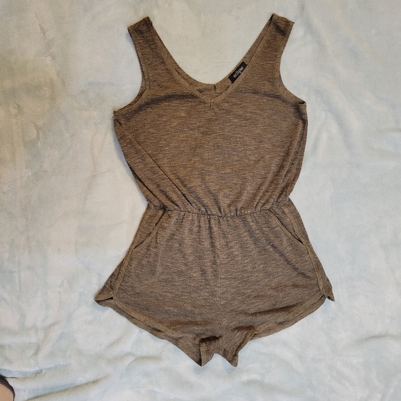 ✨️3 for $15✨️ Eclipse romper v-neck with pockets size medium in forest green - Picture 2 of 8